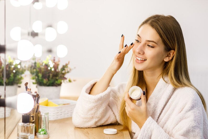 Güzellik ve Cilt Bakımı Eğitimi Sertifikası 1 freepicdownloader.com young beautiful blonde girl cares face skin with moisturizer front mirror medium