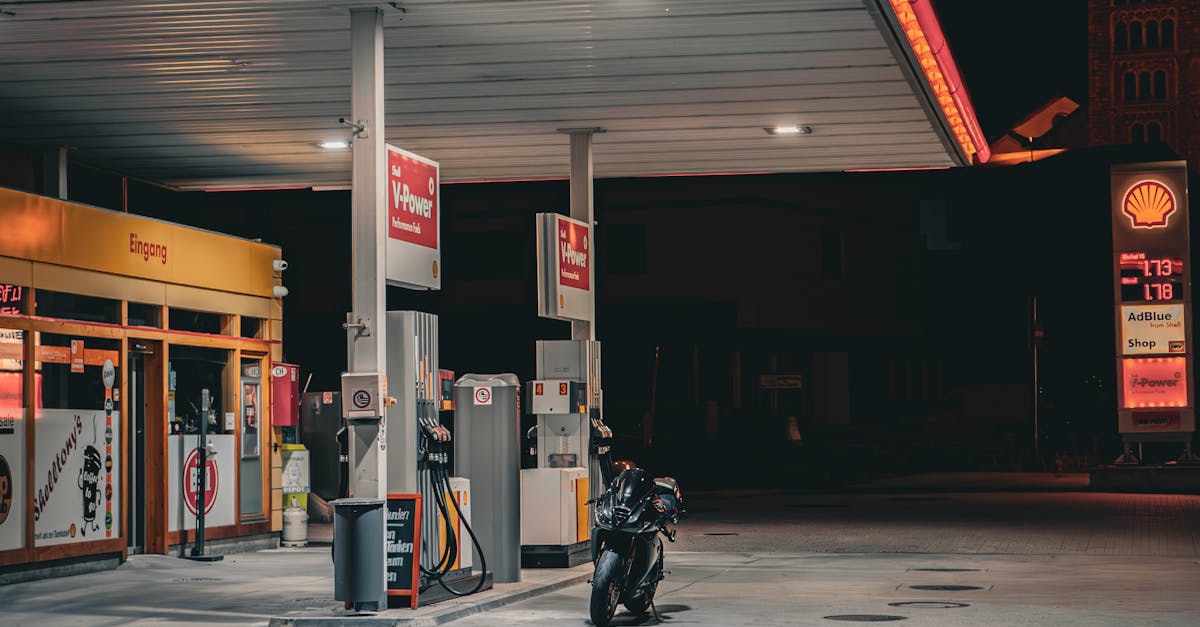 Akaryakıt ve Otogaz Dolum Elemanı Nasıl Olunur? 1 akaryakıt istasyonu tasarımı, araç, aydınlatılmış içeren Ücretsiz stok fotoğraf
