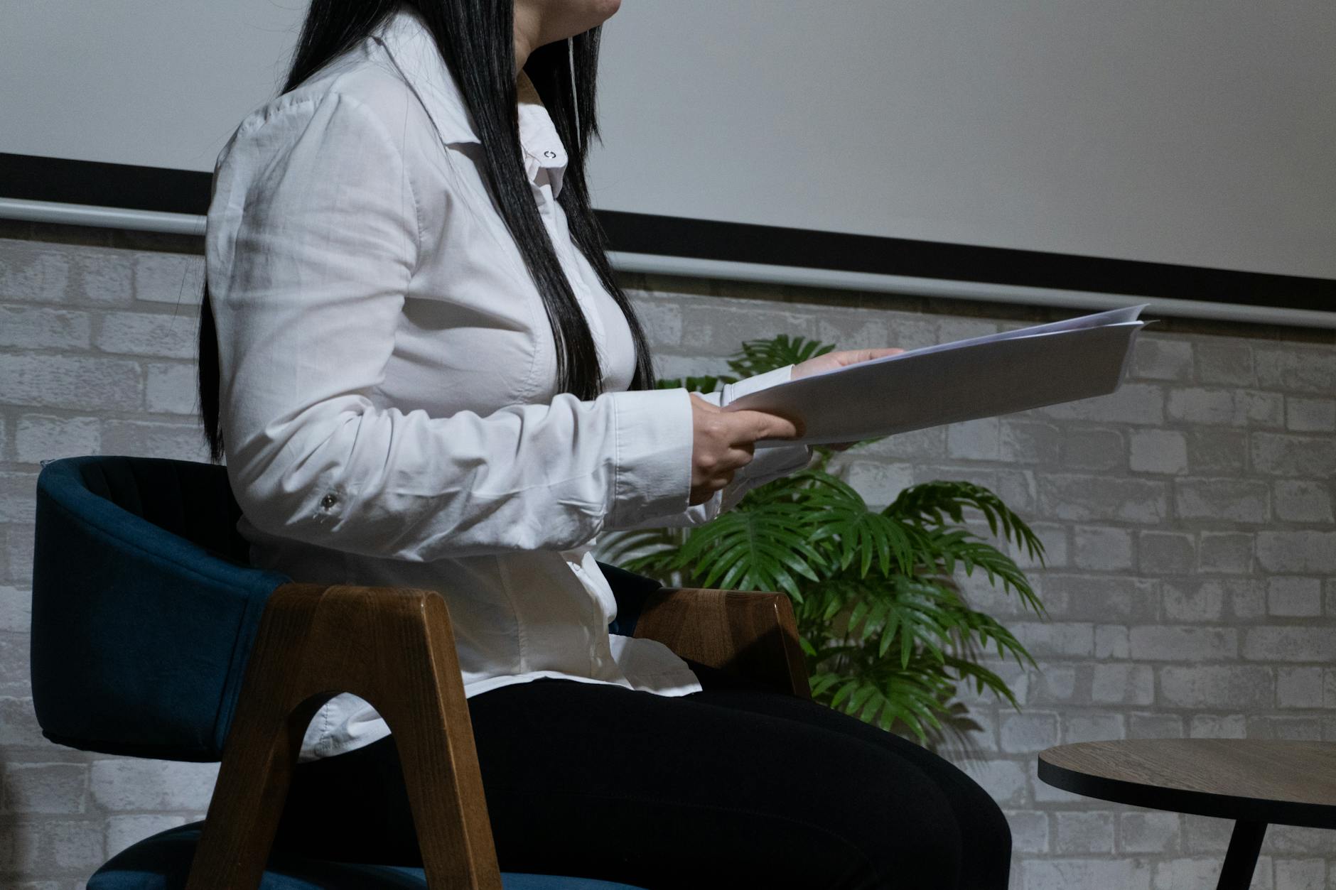 Etkili Sunum Teknikleri Sertifikası Nereden Alınır? 1 Professional sitting in a modern office setting, ready for a business presentation or meeting.