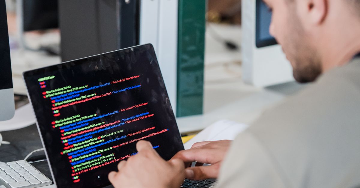 Görsel Programlama Uzmanı Nasıl Olunur? 1 #kapalı, arkadan görünüm, bilgisayar ekranı içeren Ücretsiz stok fotoğraf