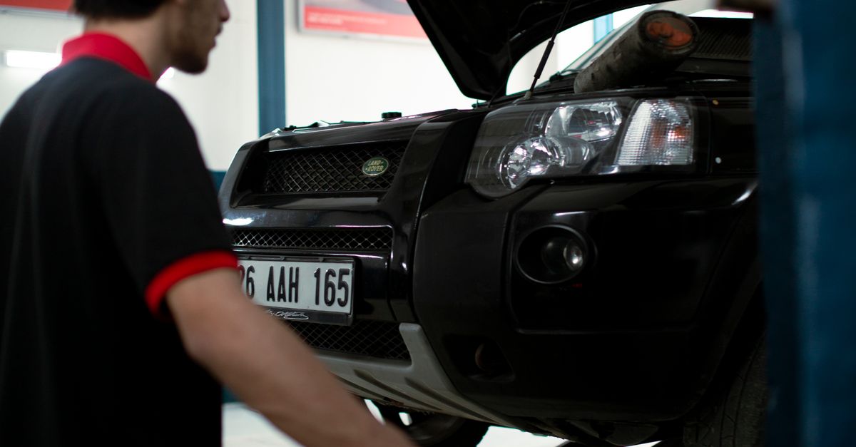 OTOMOTİV KALİTE YÖNETİM SİSTEMİ eğitimi Sertifikası 1 #kapalı, 4x4, adam içeren Ücretsiz stok fotoğraf