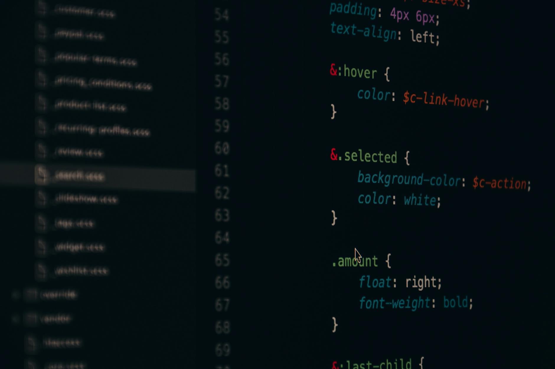 Online Web Sayfası Hazırlama Eğitimi Nasıl Alınır? 1 Close-up of colorful CSS code lines on a computer screen for web development.