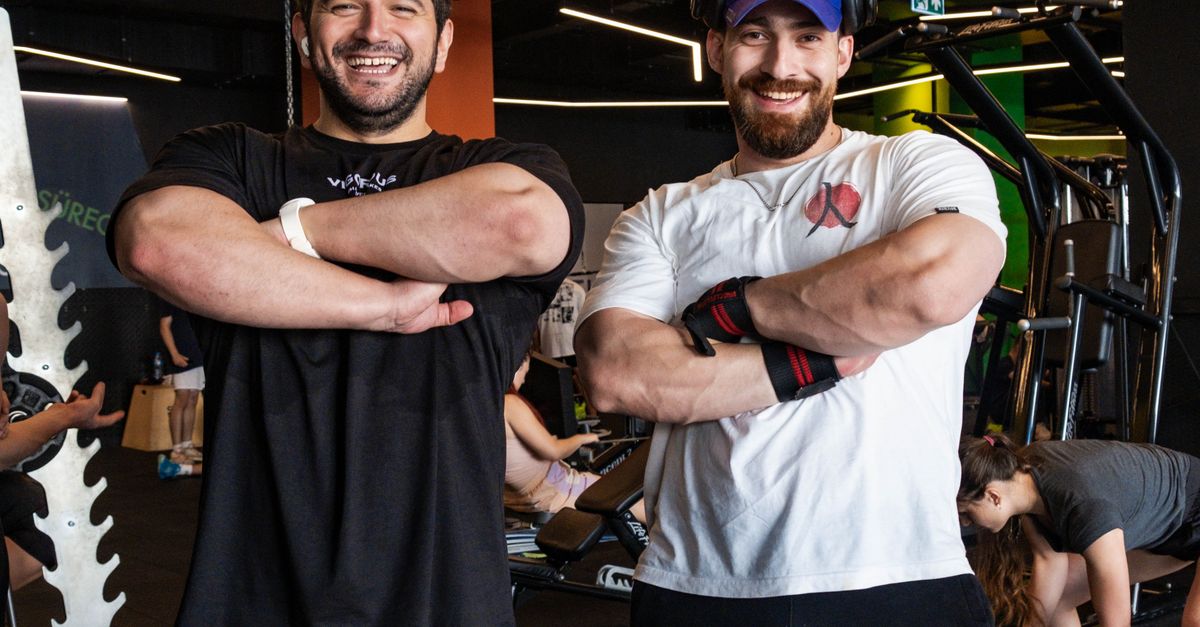 PERSONAL TRAINER EĞİTİMİ Sertifikası 1 #kapalı, aktif hayat tarzı, aktivite içeren Ücretsiz stok fotoğraf