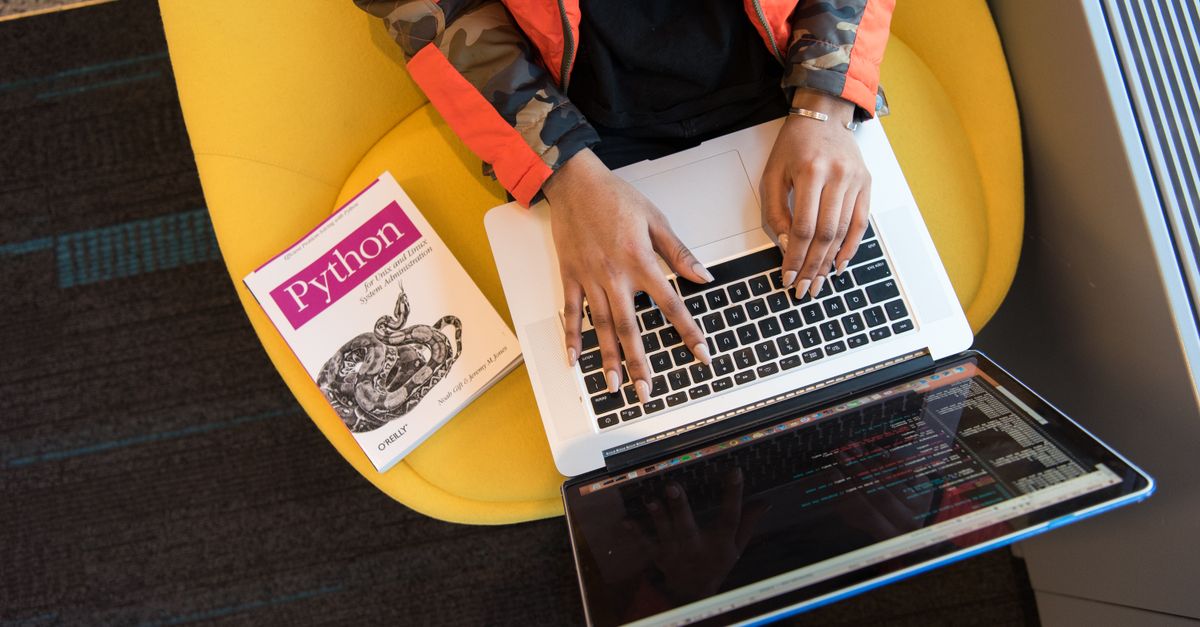 PYTHON İLE YAPAY ZEKA ve VERİ BİLİMİ UZMANLIĞI EĞİTİMİ Sertifikası 1 Bir Defter üzerinde Programlama Kadın