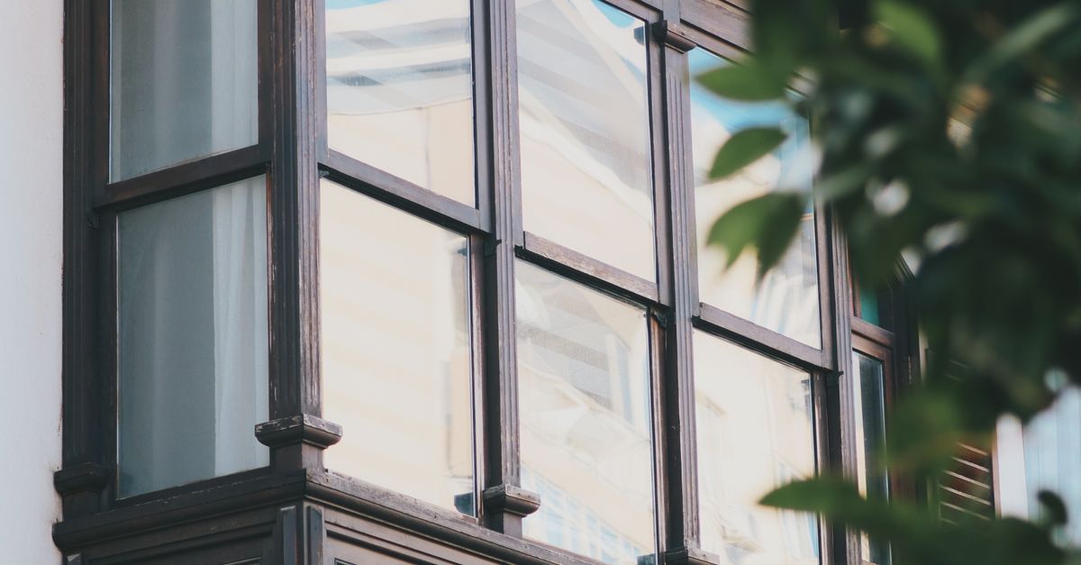 Cam Balkon İşi Yapmak İçin Hangi Belge Gerekir? 7 Geleneksel Akdeniz mimari tarzını yansıtan büyüleyici ahşap balkon.