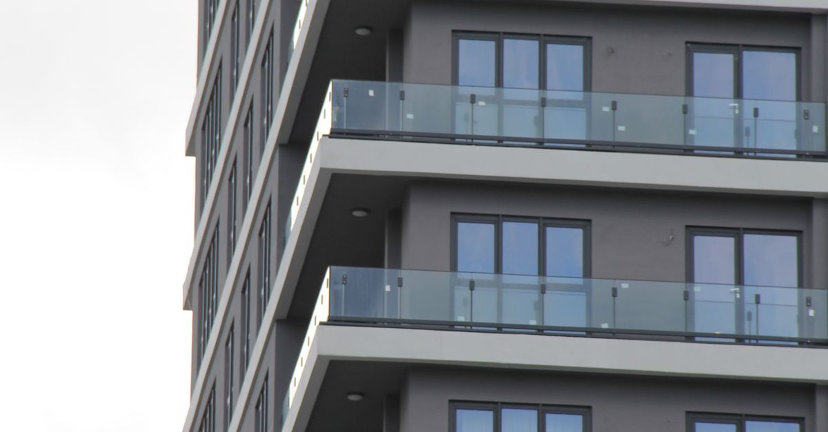 Cam Balkon Ustalık Belgesi Nasıl Alınır? 9 apartman binası, apartman cephesi, apartman kompleksi içeren Ücretsiz stok fotoğraf