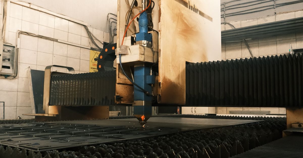Çelik Kapı İmalatı İçin Hangi Belge Gerekir? 1 Ankara'da bir sanayi tesisinde çalışan CNC tezgahı.