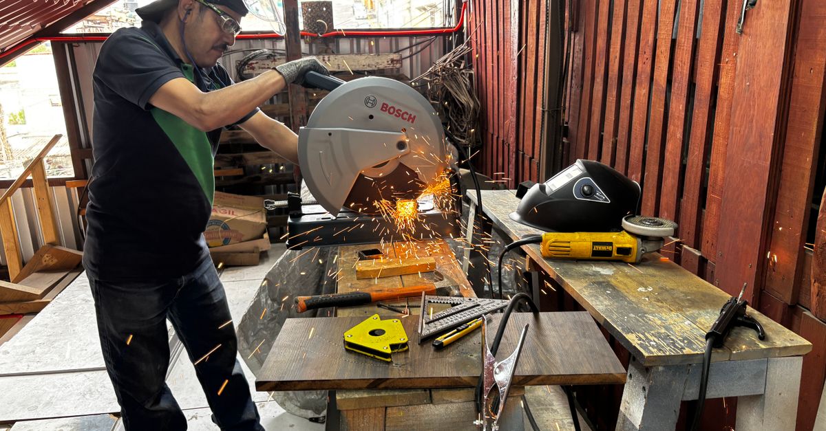 Metal Doğrama Atölyesi Açmak İçin Hangi Belgeler Gerekir? 1 Bir adam atölyede testereyle metal keserken, göz alıcı kıvılcımlar oluşuyor.