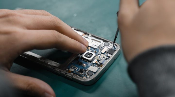 Telefon Tamir Dükkanı Açmak İçin Hangi Belgeler Gerekir? 3 #kapalı, adam, akıllı telefon içeren Ücretsiz stok fotoğraf