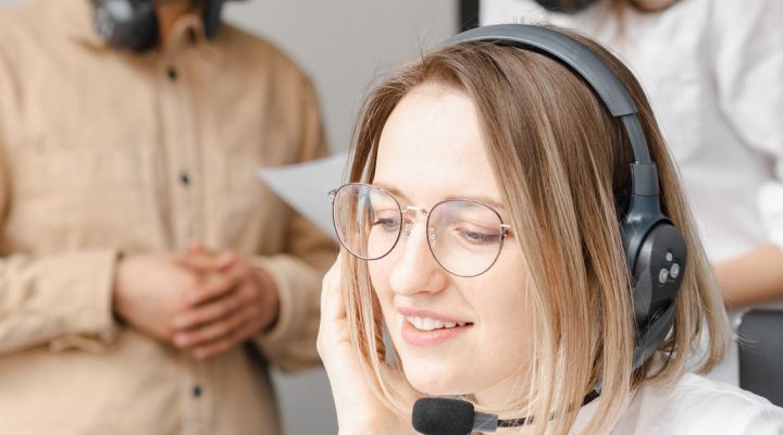 ISO 10002 Eğitimi Kimler İçin Uygundur? Sertifika Ne İşe Yarar? 5 Modern ofis ortamında kulaklık kullanarak iletişim kuran dost canlısı müşteri destek ekibi.