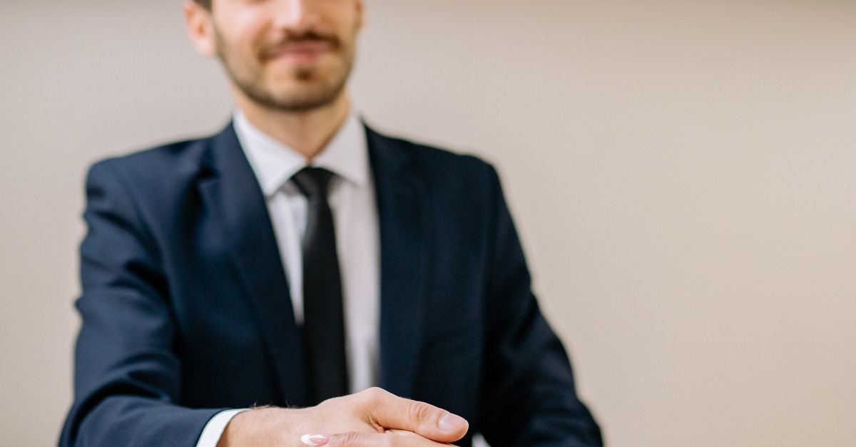 ISO 10002 Nedir? Müşteri Memnuniyeti ve Şikayet Yönetimi Nasıl Yapılır? 1 Bir iş insanı ile müşterisi arasında, bir masada profesyonel bir el sıkışma gerçekleşiyor.