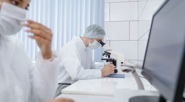 ISO 17025 Eğitimi Kimler İçin Uygundur? Laboratuvar Çalışanları İçin Rehber 2 Kişisel koruyucu ekipman giyen araştırmacılar, laboratuvarlarında gelişmiş ekipman kullanarak titizlikle çalışıyor.
