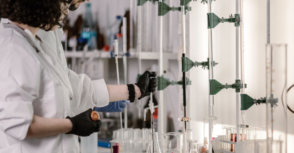 ISO 17025 Nedir? Laboratuvar Akreditasyonu İçin Temel Gereklilikler 1 Laboratuvar önlükleri giymiş bilim insanları modern bir laboratuvarın içinde test tüpleri ile çalışıyor.