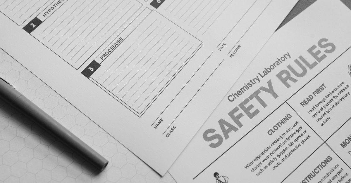 ISO 19011 Nedir? Yönetim Sistemleri Tetkik Kılavuzu Ne Anlatır? 1 Kalem görünümünde kimya laboratuvarı güvenliği ve prosedür sayfalarının siyah beyaz görüntüsü.