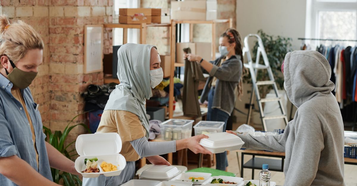 ISO 26000 Nedir? Sosyal Sorumluluk İlkeleri ve Temel Konuları 1 Maske takmış gönüllüler, bir topluluk yardım etkinliğinde yiyecekleri taşıma kutularında dağıtıyor.
