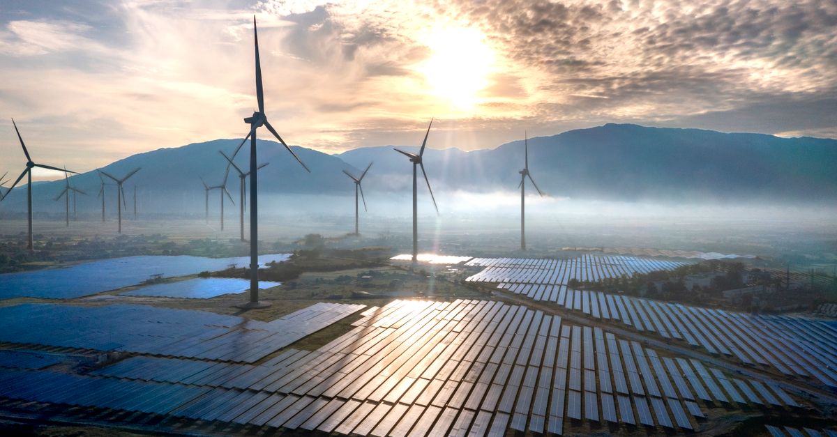 ISO 50001 Eğitimi Kimler İçin Uygundur? Enerji Yönetimi Sertifika Rehberi 1 Arka planda dağlar ve sis, rüzgar türbinleri ve güneş panellerinin gün doğumunda çekilmiş muhteşem hava fotoğrafı.