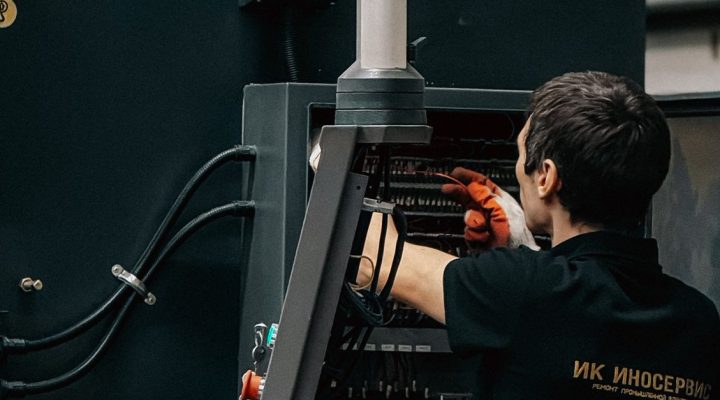 İç Denetçi Sertifikası Ne İşe Yarar? Görevleri ve Kullanım Alanları 1 Teknisyen, bir tesiste karmaşık endüstriyel makineler üzerinde çalışıyor.