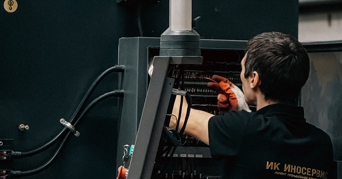 İç Denetçi Sertifikası Ne İşe Yarar? Görevleri ve Kullanım Alanları 3 Teknisyen, bir tesiste karmaşık endüstriyel makineler üzerinde çalışıyor.