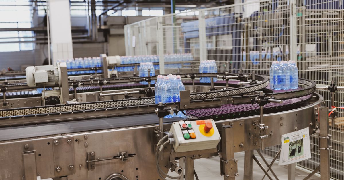 Plastik İşleme Nedir? Üretim Yöntemleri ve Çalışma Alanları 1 Modern bir fabrika ortamında otomatik bir bantta işlenmekte olan su şişeleri.