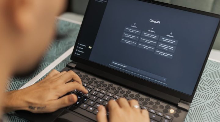 Prompt Uzmanı Nasıl Olunur? Yapay Zeka Eğitimi ve Sertifika Rehberi 6 ChatGPT arayüzünü gösteren bir laptopta yazı yazan bir kişinin yakın plan görüntüsü, modern teknolojinin kullanımını vurguluyor.