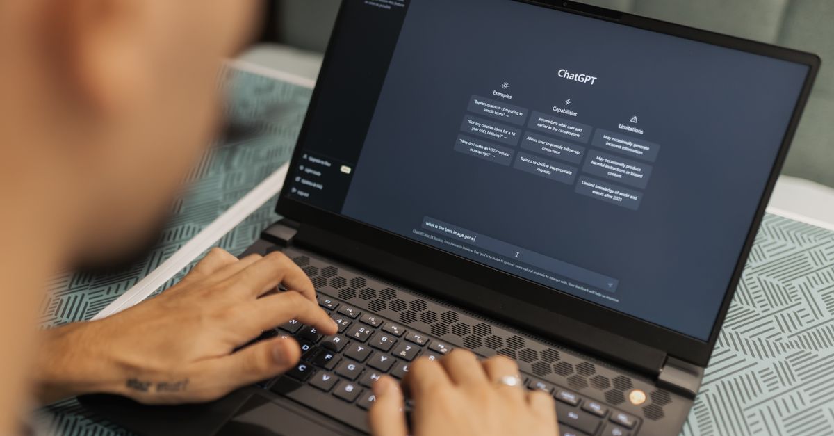Prompt Uzmanı Nasıl Olunur? Yapay Zeka Eğitimi ve Sertifika Rehberi 1 ChatGPT arayüzünü gösteren bir laptopta yazı yazan bir kişinin yakın plan görüntüsü, modern teknolojinin kullanımını vurguluyor.